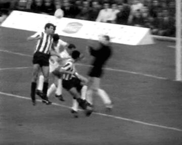 El Valencia tuvo el honor de ser el equipo que inauguró el Vicente Calderón, en partido oficial. Partido para la historia que acabó con empate (1-1). Luis Aragonés marcó para el Atlético y Paquito hizo el gol de los valencianistas.