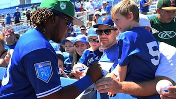 El tercera base de los Toronto Blue Jays firmando autógrafos en el Spring Training con la gorra color verde que usaron hoy por el St. Patrick's Day.