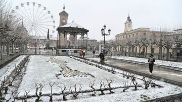 ALCAL&Aacute; DE HENARES (MADRID), 07/01/2021.- El temporal que afecta a toda Espa&ntilde;a y que los meteor&oacute;logos han llamado Filomena seguir&aacute; dejando lluvias intensas en Canarias, Andaluc&iacute;a y Ceuta y nevadas de sur a norte hasta al 