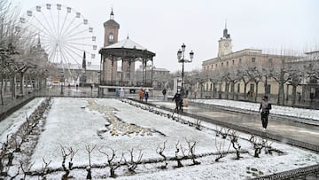 ALCALÁ DE HENARES (MADRID), 07/01/2021.- El temporal que afecta a toda España y que los meteorólogos han llamado Filomena seguirá dejando lluvias intensas en Canarias, Andalucía y Ceuta y nevadas de sur a norte hasta al menos el sábado, para dar paso la semana próxima a una caída aún mayor de las temperaturas. En la imagen, Alcalá de Henares (Madrid) este jueves. EFE/ Fernando Villar