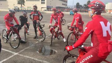 Los ciclistas del equipo Katusha, antes de tomar la salida en la pretemporada que est&aacute;n realizando en Calpe.