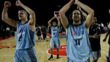 <b>CON LA DEMENCIA. </b>El Estu, con Jasen al frente, lo festejó en el BEC.