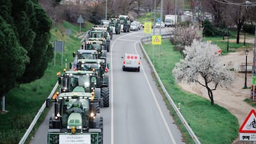 Tractores vuelven hacia Brunete en la carretera M-503 durante la cuarta jornada de protestas de los ganaderos y agricultores, a 9 de febrero de 2024, en Brunete, Madrid (España). Agricultores y ganaderos de toda España han sacado sus tractores a las carreteras por cuarto día consecutivo, para pedir mejoras en el sector, entre ellas exigir ayudas para afrontar las sequías que sufre el campo. Además, protestan contra las políticas europeas y su falta de rentabilidad.
09 FEBRERO 2024;PROTESTAS;TRACTORES;SECTOR;MEJORAS;AGRICULTORES;GANADEROS
Mateo Lanzuela / Europa Press
09/02/2024