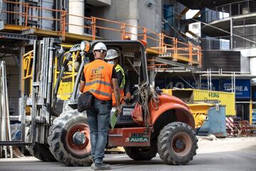 Así avanzan las obras remodelación y modernización del Santiago Bernabéu. Ni las lluvias de elevada intensidad caídas en la capital ni los efectos de la DANA climatológica que están afectando a toda España han frenado el ritmo de las obras cuya finalización está prevista para principio del mes de octubre de 2022, aunque es factible que la finalización de la reforma finalice unos meses antes de lo previsto.