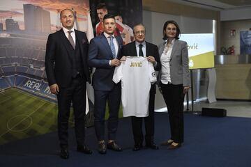 El jugador Serbio Jovic posa con Florentino Pérez y su familia durante la presentación. 
