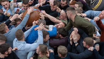 La gran pelota con nudos (fabricada de cuero) cae a las 15.00 horas arrojada desde una ventana del principal banco del pueblo. El juego termina dos horas después (17.00 horas). 120 minutos de pura violencia. 