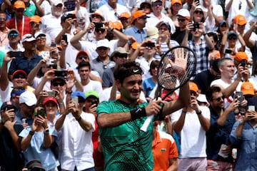 Una nueva final entre dos de las raquetas más fascinantes de todos los tiempos. Hoy ganó Federer bajo un sol de justicia en Miami. Nadal tuvo sus oportunidades de romper el servicio del suizo pero no lo consiguió. A pesar de eso, dejó una muy buena impresión. Veremos lo que pasa cuando llegue el momento de jugar en tierra batida. Aquí el resumen del partido en fotos.