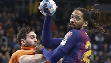 GRAF9230. BARCELONA, 17/02/2019.- El jugador del Barça Lassa Gilberto Brito Duarte (d) intenta lanzar la pelota ante la oposición de Teitur Einarsson (i), del equipo sueco IFK Kristianstad, durante el partido de la Liga de Campeones de balon