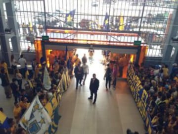 Afición de Tigres en el Aeropuerto de Monterrey.