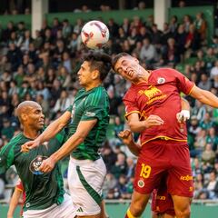 El líder suda para superar a un correoso Racing de Ferrol