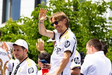 El croata Luka Modric en el autobús durante la celebración del campeonato de liga.