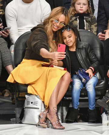Beyonce y Blue Ivy Carter se hacen un selfie.