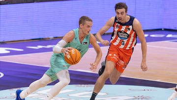 MURCIA, 24/05/2025.- El base sueco de UCAM Ludde Hakanson (i) controla el balón ante la presión del escolta sueco de Leyma Coruña Olle Lundqvist (d) durante el partido de la trigésimo tercera jornada de la liga Endesa que están disputando este sábado en el Palacio de los Deportes de Murcia. EFE/Marcial Guillén