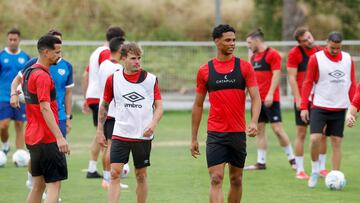 Luiz Felipe y Chavarría miran a Etienne Etoo.