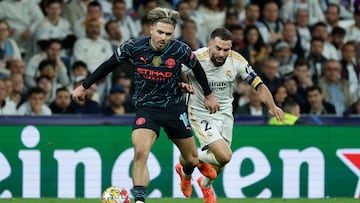 Jack Grealish se escapa de Dani Carvajal durante el partido de ida de cuartos de final de la Liga de Campeones que enfrentó a Real Madrid y Manchester City.