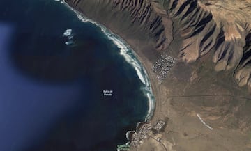 Una majestuosa playa de 6 kilómetros a las faldas del impresionante risco del mismo nombre es el sitio ideal para aprender a surfear en Lanzarote (Canarias). 