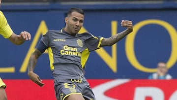 El centrocampista de Las Palmas Jonathan Viera (d) disputa un balón con el jugador del Villarreal Rodrigo Hernández (i) durante el partido correspondiente a la novena jornada de LaLiga Santander disputado hoy en el estadio de la Cerámica.