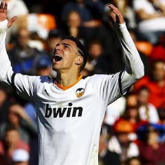 "Rodrigo está sobre la mesa"