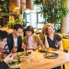 El propietario de un restaurante ejecuta la amenaza y niega que los clientes sean más exigentes: