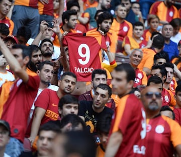 Falcao García fue presentado juntos con los otros refuerzos del Galatasaray en el Türk Telekom Stadium, ante más de 15 aficionados que vibraron cuando anunciaron al delantero colombiano. 
