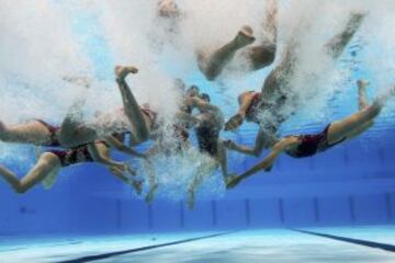 El equipo de Rusia durante su rutina combinada de natación sincronizada.