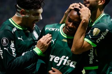 Jugadores del Palmeiras jalean a Endrick tras un gol del brasileño.