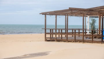 La playa de La Victoria, de Cádiz, este martes, 28 de abril de 2020.