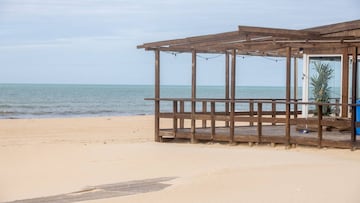 La playa de La Victoria, de C&aacute;diz, este martes, 28 de abril de 2020.