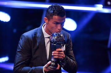 Cristiano Ronaldo fue premiado por segundo año consecutivo con el premio 'The Best' 2017