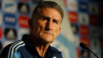 Edgardo Bauza durante una rueda de prensa con la selecci&oacute;n argentina.