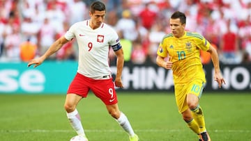 MARSEILLE, FRANCE - JUNE 21:  Robert Lewandowski of Poland controls the ball under pressure from Yevhen Konoplyanka of Ukraine
 during the UEFA EURO 2016 Group C match between Ukraine and Poland at Stade Velodrome on June 21, 2016 in Marseille, France.  (Photo by Alex Livesey/Getty Images)