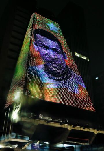 Una imagen de la leyenda del fútbol brasileño Pelé, se exhibe en la sede de la Federación de Industrias del Estado de Sao Paulo.