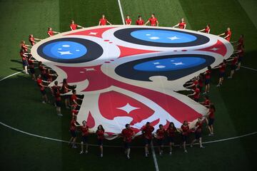 Actuación previa al partido con el logo del Mundial.