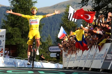 Tadej Pogacar celebra su quinta victoria en este Tour de Francia 2024. 