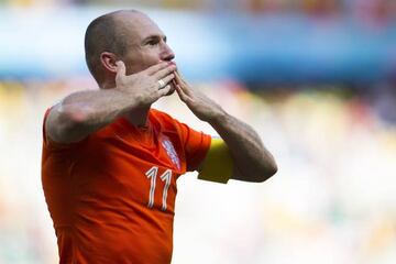 Arjen Robben festeja la victoria de la Naranja Mecánica sobre el Tri.