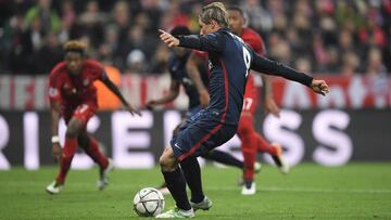 Fernando Torres lanza el penalti contra el Bayern. 
