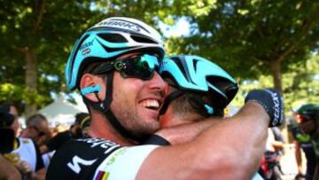 Mark Cavendish es felicitado por su compañero el australiano Mark Renshaw.
