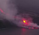 Sale a la luz una nueva toma de la impresionante caída de la lava al mar por el acantilado