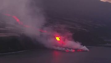 Sale a la luz una nueva toma de la impresionante caída de la lava al mar por el acantilado