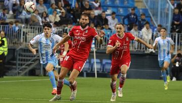 Cordero, a la izquierda de la imagen, detras de Sipcic.