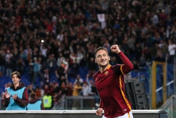 El eterno capitán de la Roma es el claro ejemplo del amor por un club. Debutó en la campaña 1992/93 con el conjunto de la capital de Italia y se retiró con 782 partidos y anotó 306 goles.