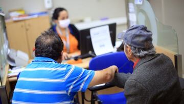 4 de abril 2020/ SANTIAGO
Acompaante ayuda a un abuelo, durante pago de pensiones para adultos mayores, quienes llegan por su pago a sucursales de las cajas de compensacin del IPS
FOTO: Jose Francisco Zuiga /AGENCIAUNO