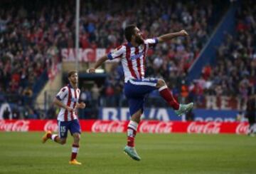 Arda Turan celebrando el gol que acaba de anotar el segundo para el Atlético