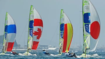 Diego Botín Le Chever y Iago López Marra de España (c) compiten durante el 49er - skiff masculino de vela en los Juegos Olímpicos 2020, este jueves en el Puerto de Veleros de Enoshima (Japón).