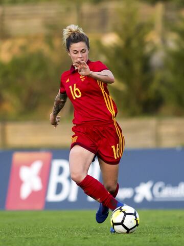 La maña es uno de los descubrimientos del fútbol femenino español en los últimos años. Del Atlético pasó al Barcelona y de ahí su titularidad indiscutible en el lateral izquierdo de la Selección con tan solo 23 años.
 