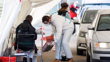 A medical worker prepares PCR tests for COVID-19 at a drive-in testing site during the coronavirus disease (COVID-19) pandemic, in Zagreb, Croatia, January 7, 2022. REUTERS/Antonio Bronic