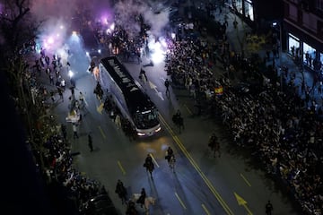 Cientos de seguidores recibieron al autobs de los jugadores del Real Madrid a su llegada al Benabu. El ambiete fue el de las grandes noches.