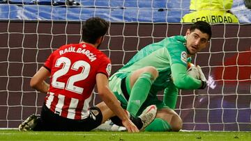 MADRID, 01/12/2021.- El portero del Real Madrid Thibaut Courtois (d) y el delantero Ra¨²l Garc¨ªa, del Athletic de Bilbao, durante el partido de la jornada 9 de Liga en Primera Divisi¨®n que Real Madrid y Athletic disputan este mi¨¦rcoles en el estadio Santiago Bernab¨¦u, en Madrid. EFE/Javier Lizon
PUBLICADA 02/12/21 NA MA10 4COL