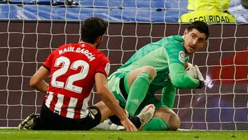 MADRID, 01/12/2021.- El portero del Real Madrid Thibaut Courtois (d) y el delantero Raúl García, del Athletic de Bilbao, durante el partido de la jornada 9 de Liga en Primera División que Real Madrid y Athletic disputan este miércoles en el estadio Santiago Bernabéu, en Madrid. EFE/Javier Lizon
PUBLICADA 02/12/21 NA MA10 4COL