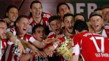 <b>TÍTULO. </b>Van Buyten sostiene la Copa y sus compañeros le jalean.